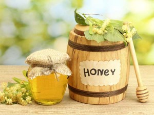MẸO TRỊ TÀN NHANG BẰNG MẬT ONG VÀ LÁ CÂY