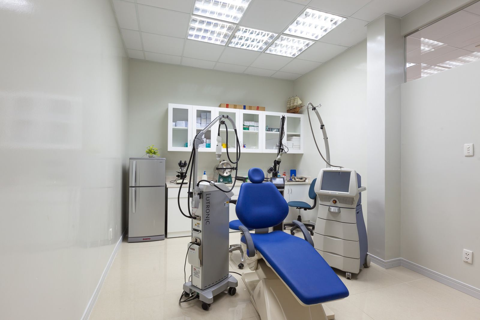 Hệ Thống phòng điều trị Laser Chuẩn Quốc Tế
